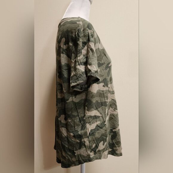 Old Navy EveryWear Green Camo V-Neck T-Shirt for Women Size Large - Picture 3 of 10